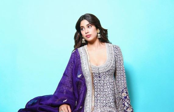 Janhvi Kapoor Biography, Age, Height, Boyfriend, Income, Net worth, Family.