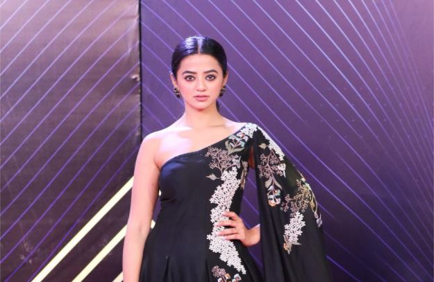 Helly Shah Age, Biography, Boyfriend, Height, Income, Net Worth